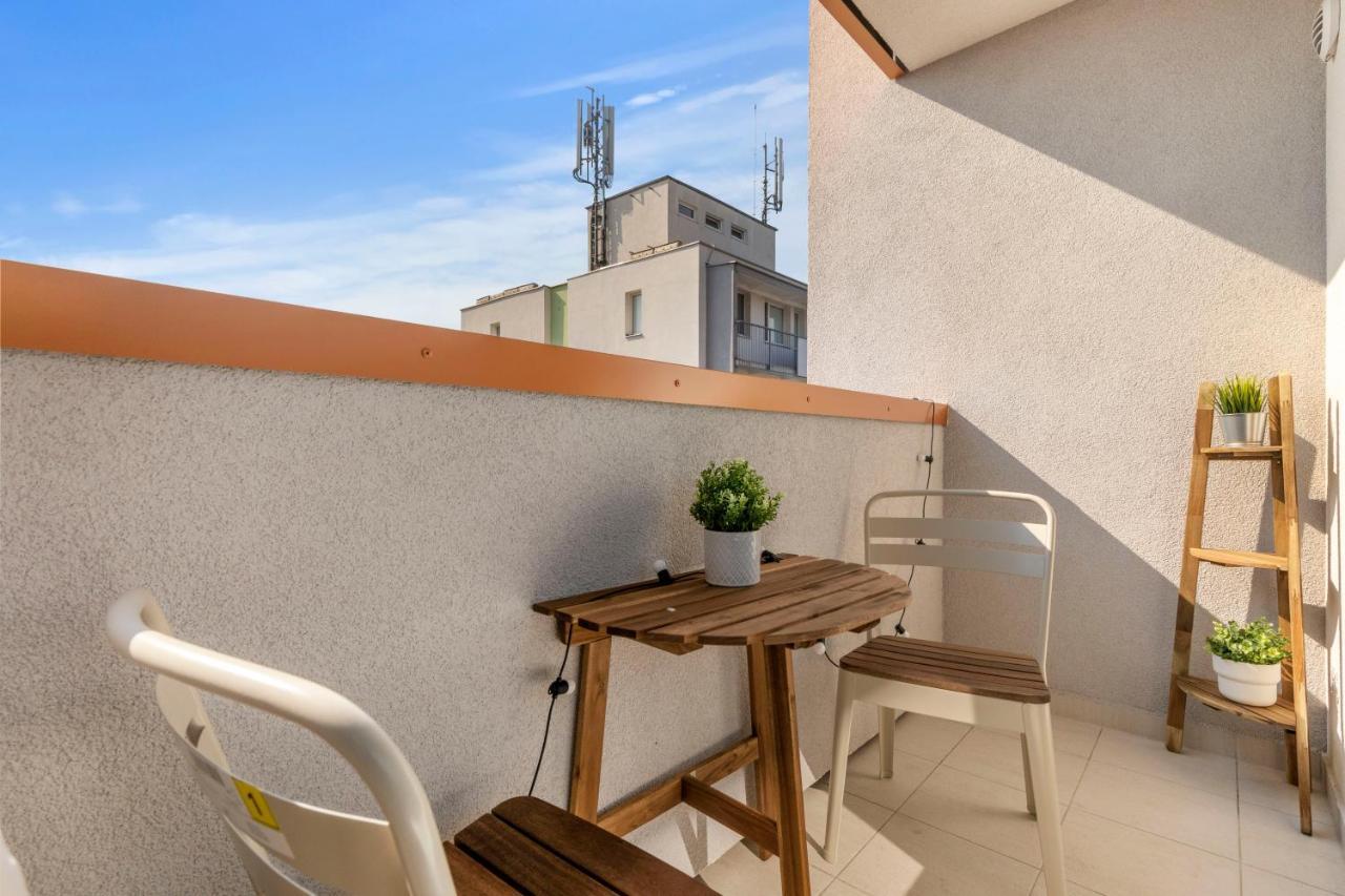 Lam Rose - Ac - Terrace Pressburg